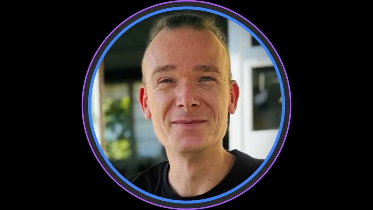 Paul Tondeur in een rond portret, beeld bij de video van De Ondernemerstribune